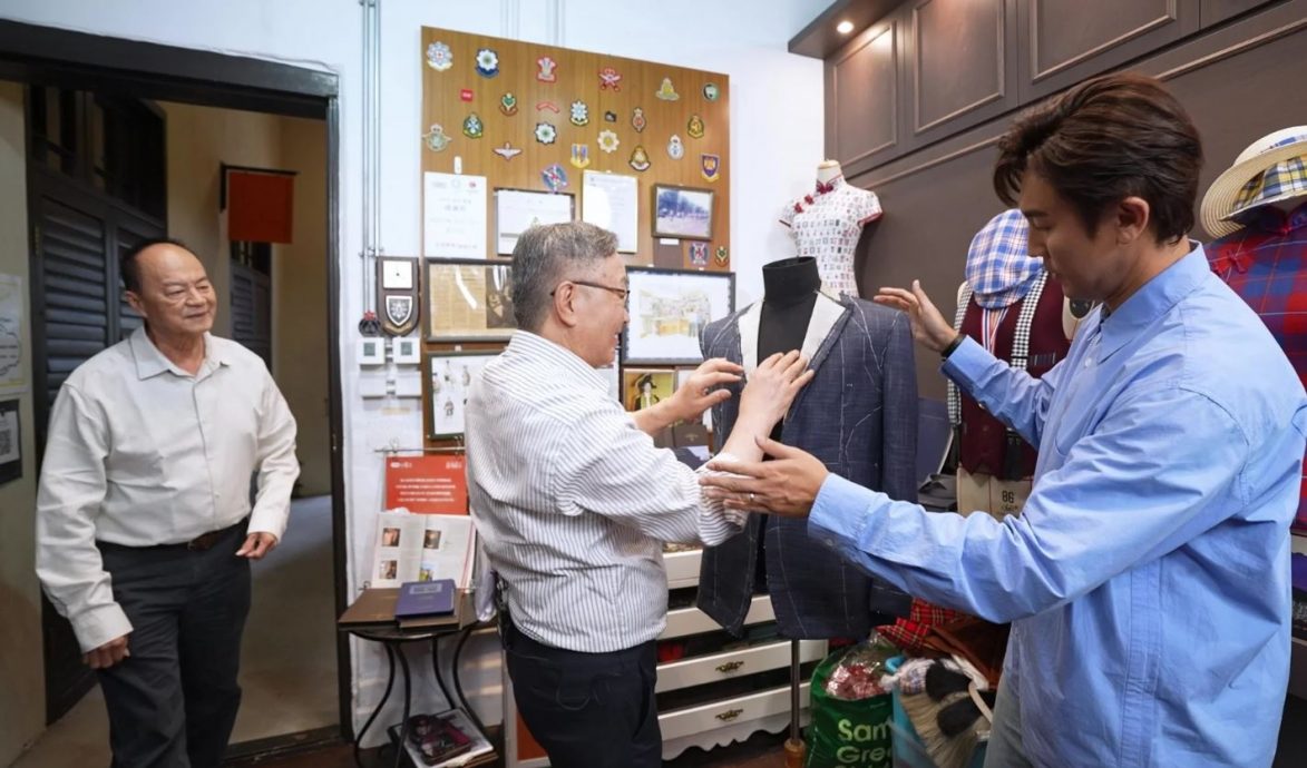 狄龙爷孙如饼印 隔8年父子合作当场训话