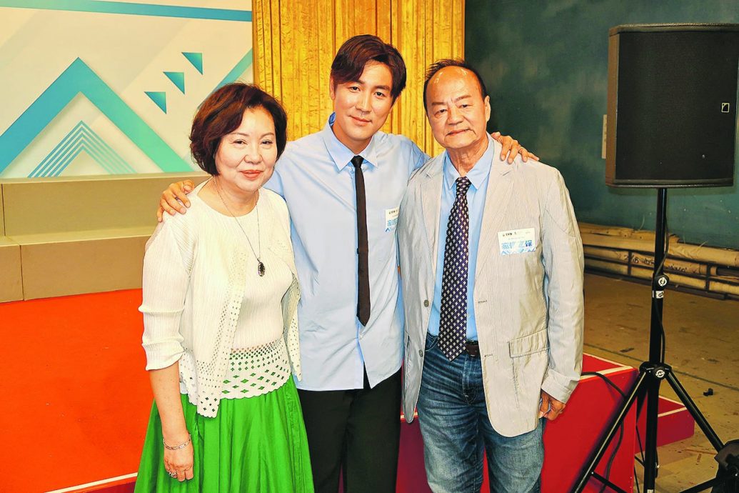 狄龙爷孙如饼印 隔8年父子合作当场训话