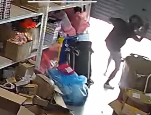 猥亵男闯仓库恫言要“做X” 荒唐行径吓坏3女员工