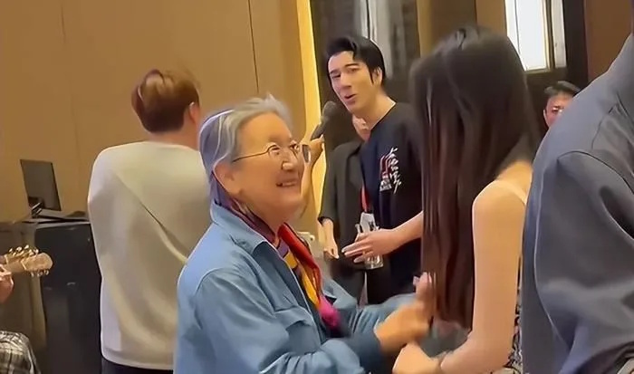 王力宏“新女友”画面疯传 网惊:撞脸李靓蕾