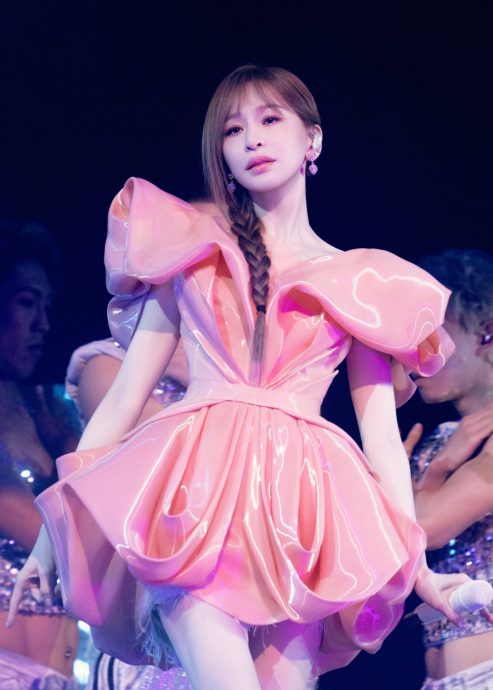 王心凌捐钱赈灾被酸 圈内人帮腔“钱真没那么好赚”