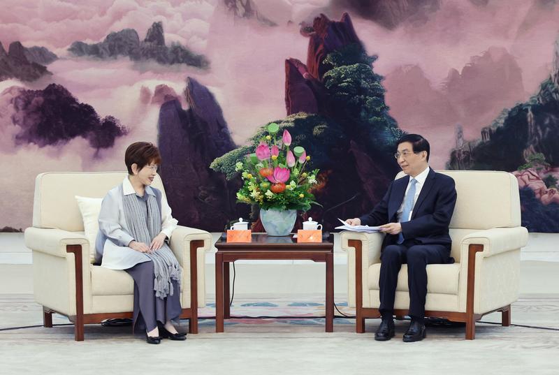 王沪宁会见洪秀柱 称九三阅兵彰显中华儿女团结