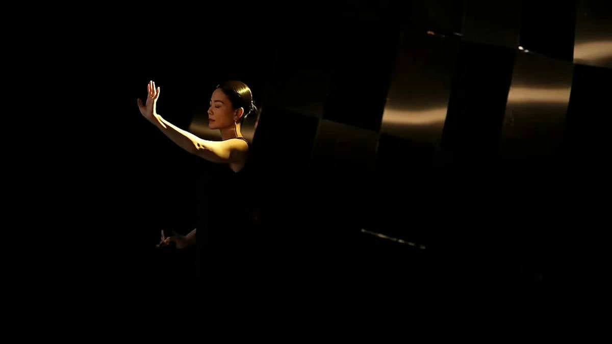 王菲新广告大秀美背 一细节竟遭网民吐槽