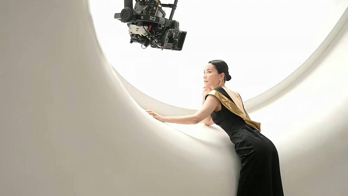 王菲新广告大秀美背 一细节竟遭网民吐槽