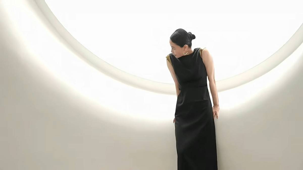 王菲新广告大秀美背 一细节竟遭网民吐槽