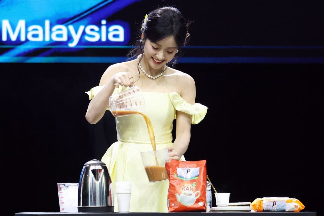  现场冲泡拉茶谢粉丝 沈月想吃乾肉骨茶