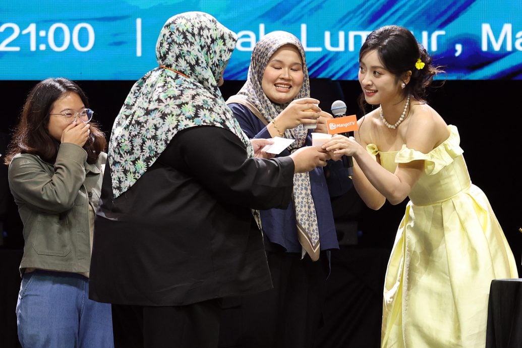  现场冲泡拉茶谢粉丝 沈月想吃乾肉骨茶