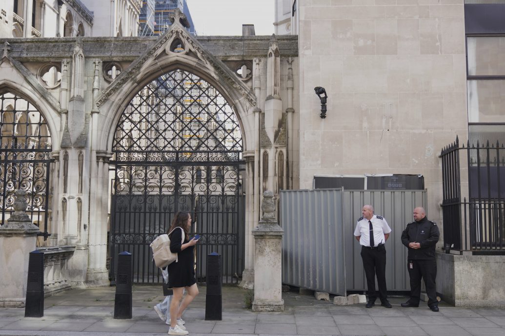 班克西涂鸦新作现伦敦司法院外墙 抨击英国大逮捕挺巴抗议人士