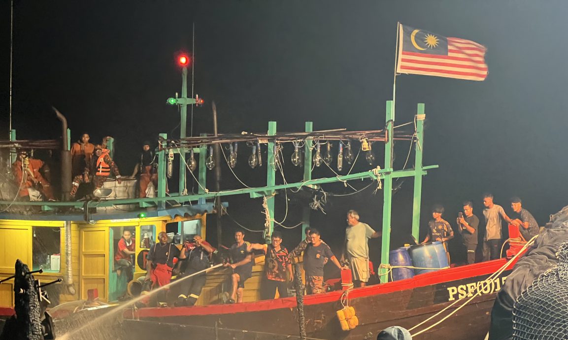 班台渔船深夜起火 25船员跳海逃生