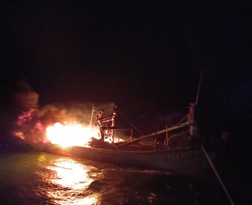 班台渔船深夜起火 25船员跳海逃生