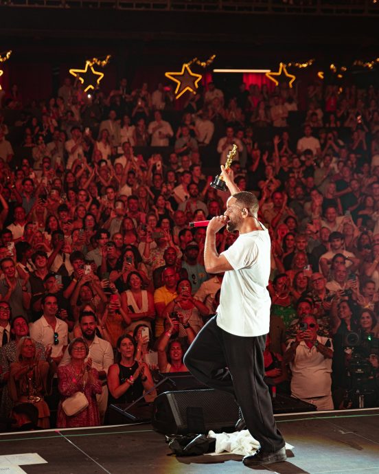 用AI生成“巡唱观众”被骂翻 韦尔史密夫靠猫咪灭火