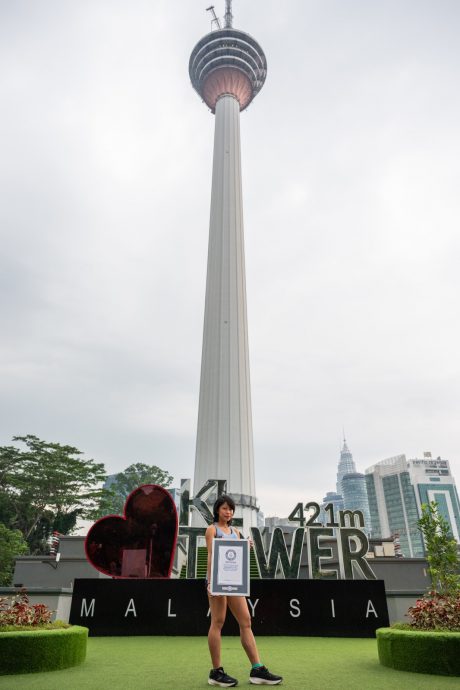 用世界纪录庆祝生日  陈美娟破1英哩垂直爬楼梯新猷