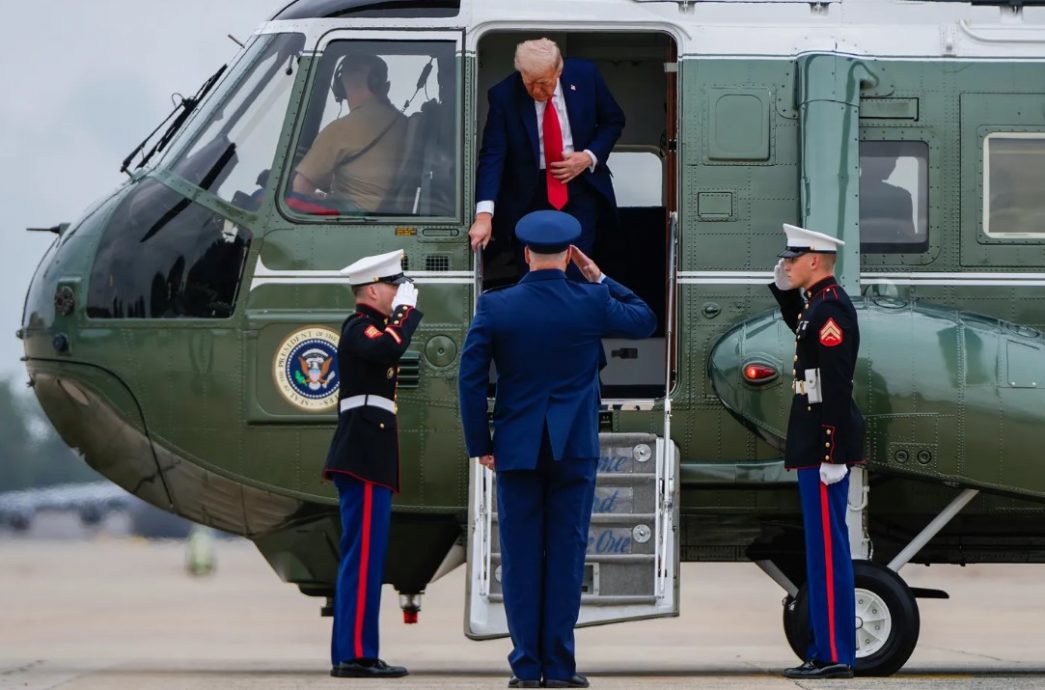 用激光笔照射特朗普直升机 男子被诉或惹牢狱之灾