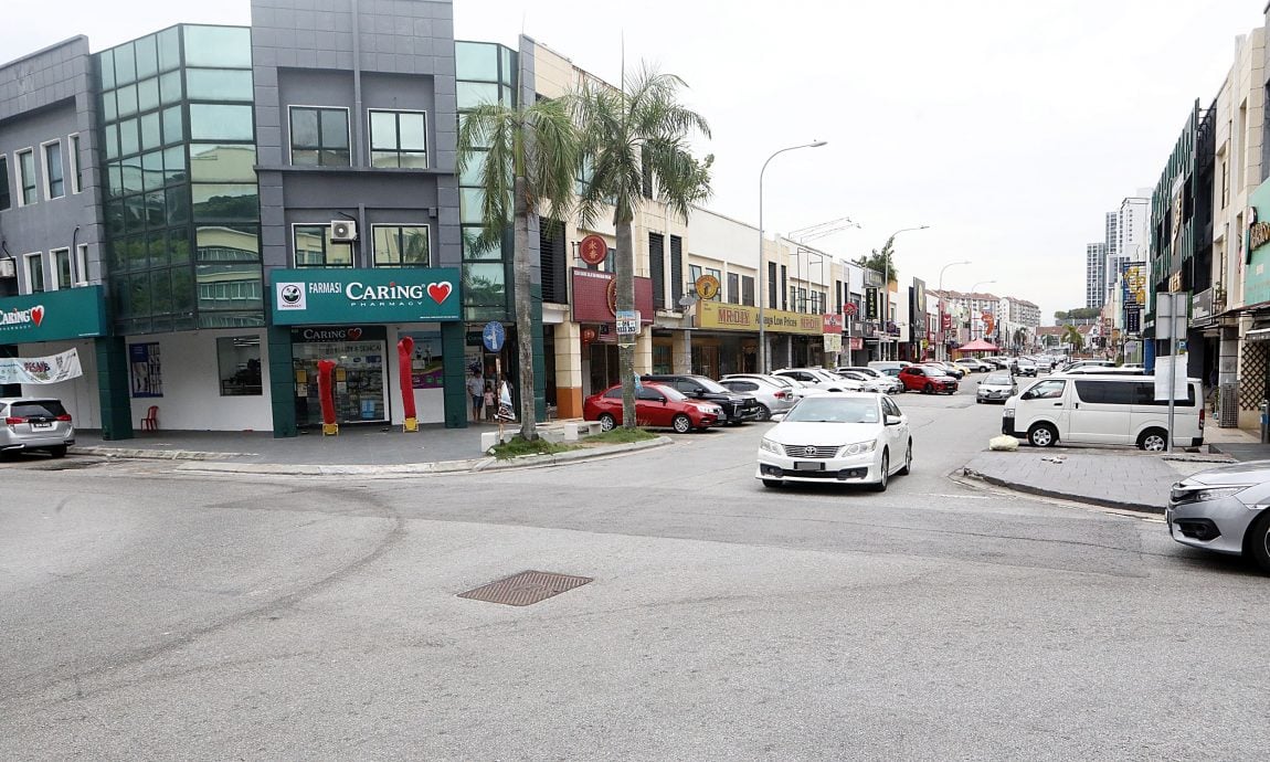 甲洞美罗柏兰岭西部1路 马路规划不完善塞爆