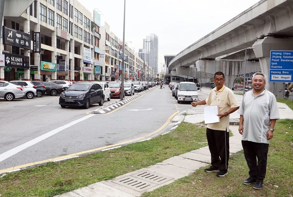 甲洞美罗柏兰岭西部1路 马路规划不完善塞爆