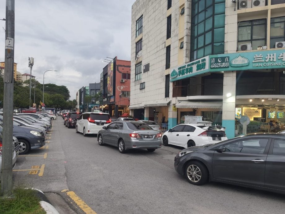 甲洞美罗柏兰岭西部1路 马路规划不完善塞爆