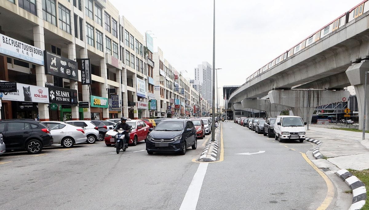 甲洞美罗柏兰岭西部1路 马路规划不完善塞爆