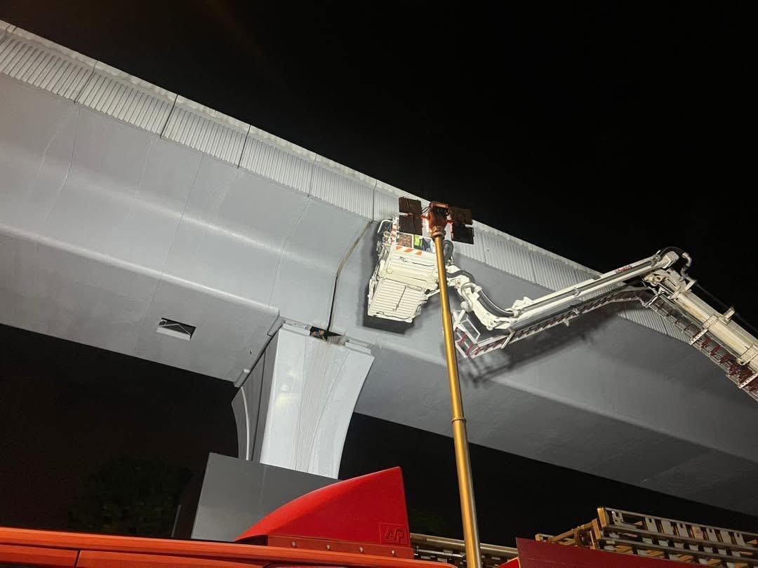 男子因企图盗电缆受困捷运站轨道下 在被消拯人员救下后当场被捕