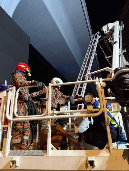 男子因企图盗电缆受困捷运站轨道下 在被消拯人员救下后当场被捕