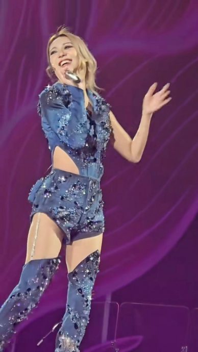 男粉丝挖鼻屎被投上大荧幕 薛凯琪笑到崩溃