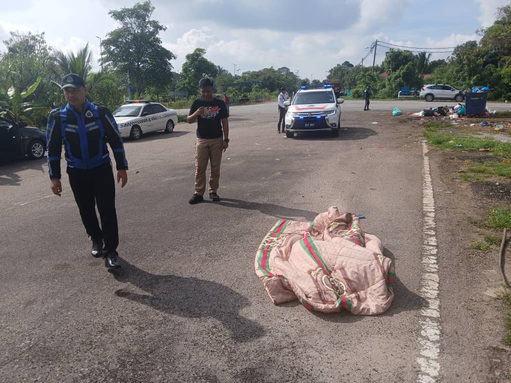 疑有精神状况的男子躺路中央遭罗里辗毙