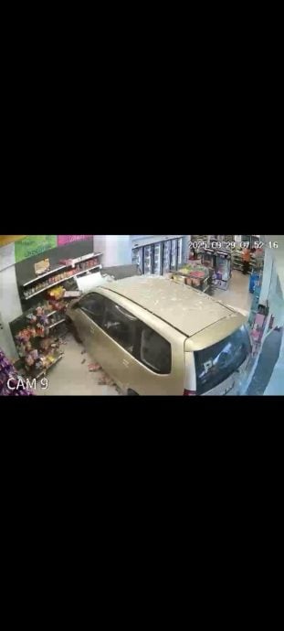 疑误踩油门 撞入油站商店 老翁事后还能自行倒车离开 