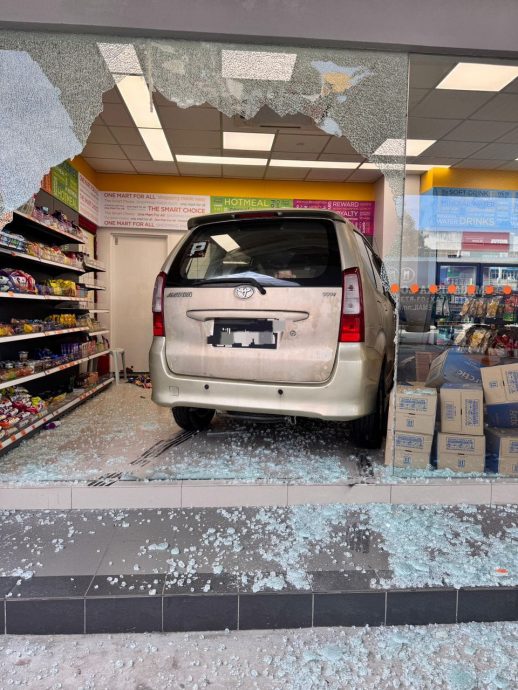 疑误踩油门 撞入油站商店 老翁事后还能自行倒车离开 