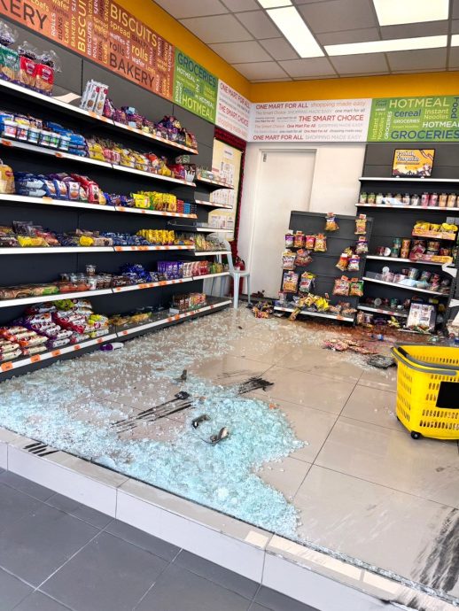 疑误踩油门 撞入油站商店 老翁事后还能自行倒车离开 