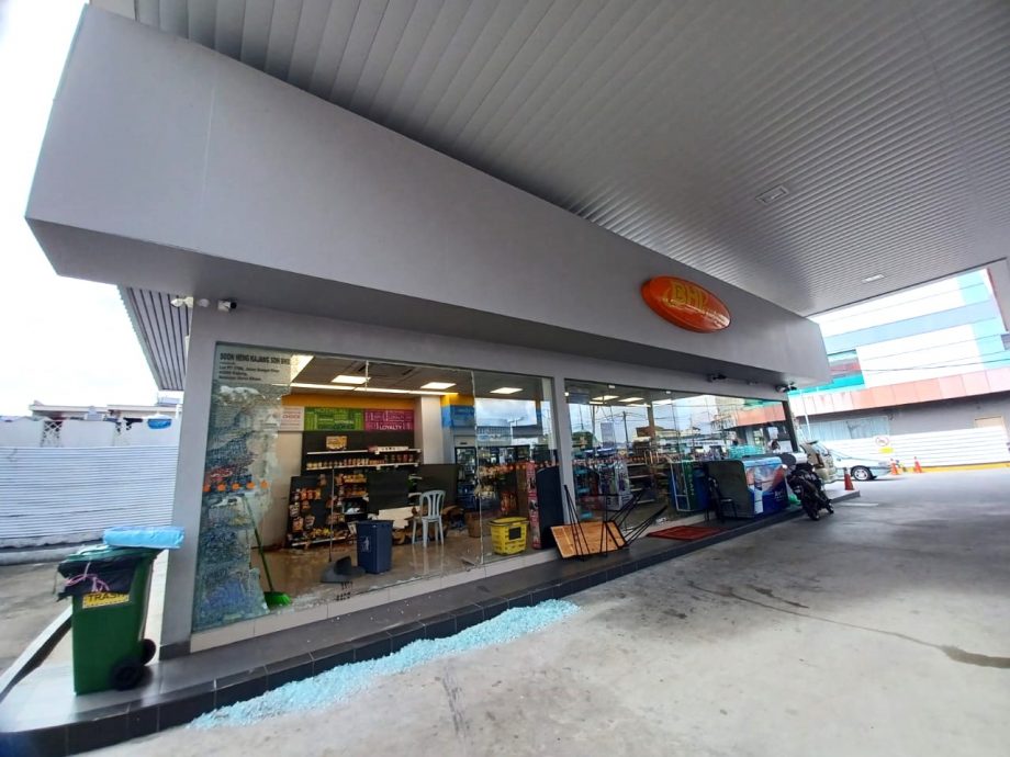 疑误踩油门 撞入油站商店 老翁事后还能自行倒车离开 