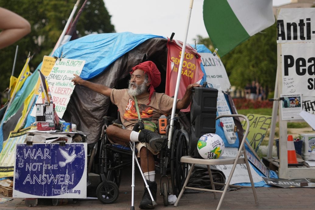 白宫反战帐篷风雨竖立44年成地标 特朗普一声令下拆除