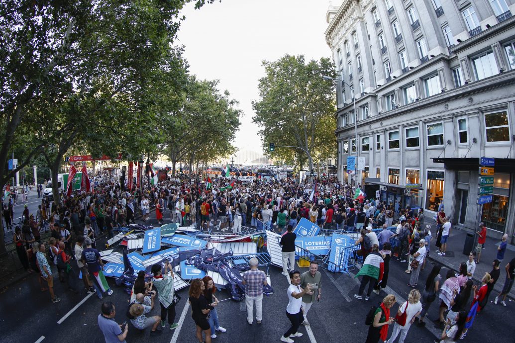 看世界 马德里环西班牙单车赛 终站遭示威者干扰取消