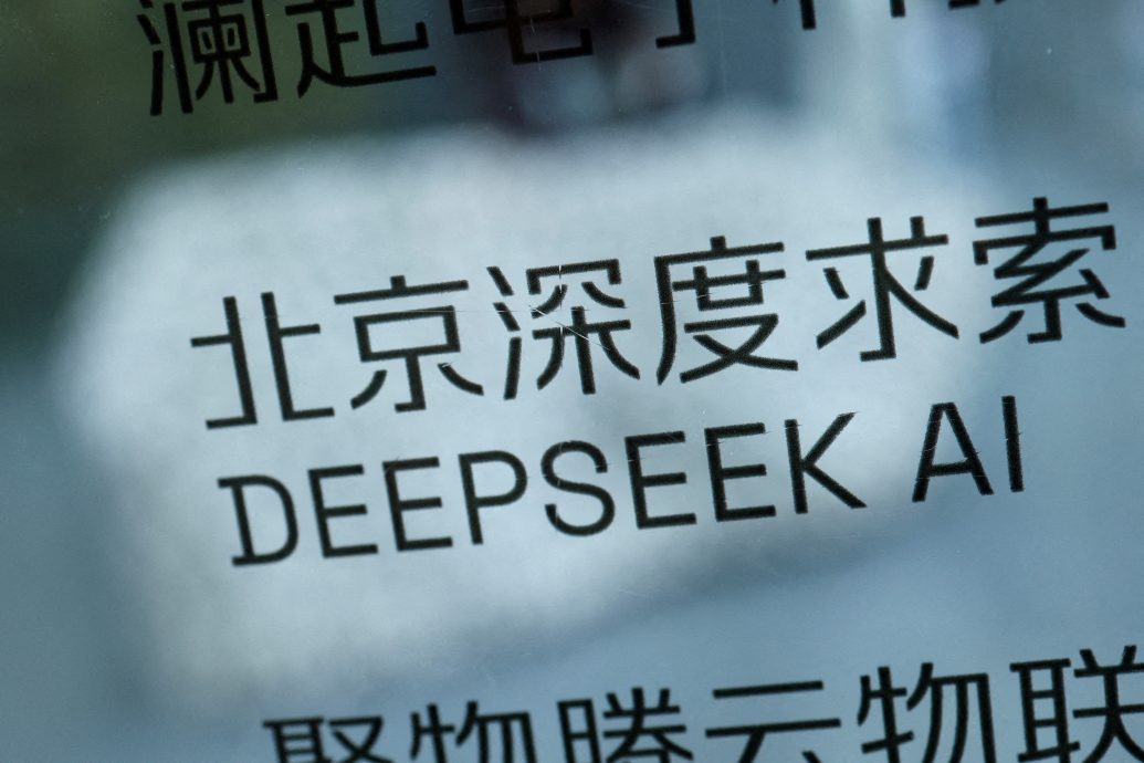 看世界)DeepSeek-R1登上《自然》期刊 训练成本不到千万