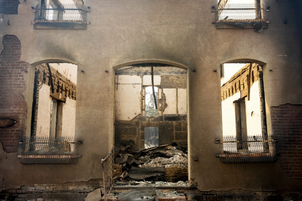 看世界两图)北加州野火肆虐 淘金古镇陷火海