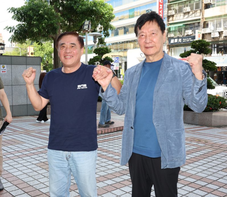 看世界两图)国民党改选党主席  郝龙斌领表  罗智强郑丽文登记