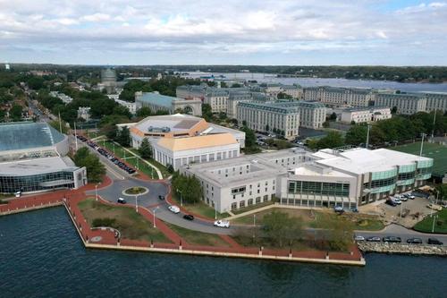 看世界两图)美国海军学院传枪击是假通报 学员还误伤一执法人员