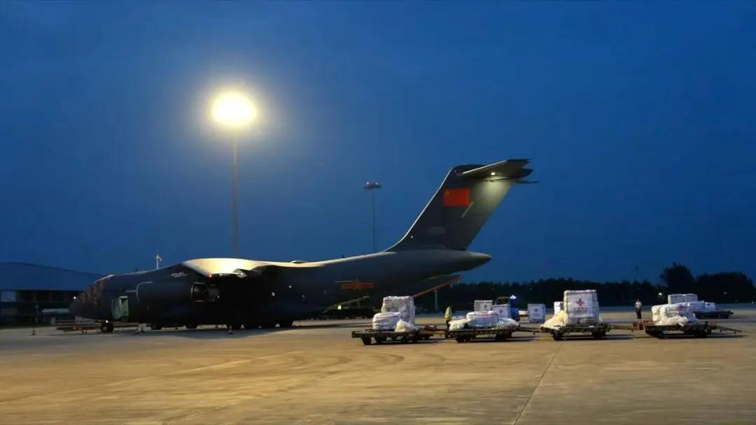 看世界)中国出动两架空军运-20 首批援阿富汗地震物资抵达