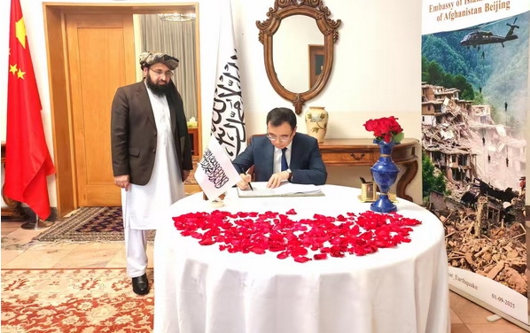 看世界/中国外长助理赴阿富汗使馆  吊唁地震遇难者 