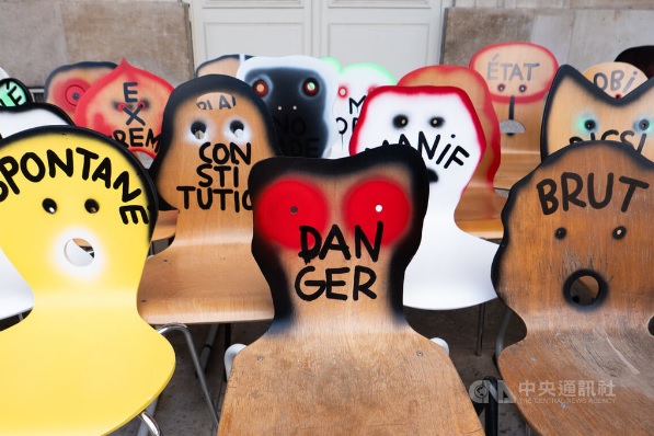 **看世界**拍卖577张议会之椅 巴黎设计展另类反抗行动