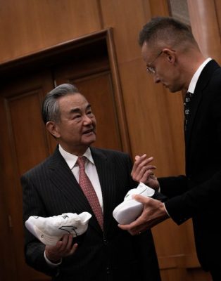 看世界)王毅赠匈牙利外长国产跑鞋 同款在多平台断货