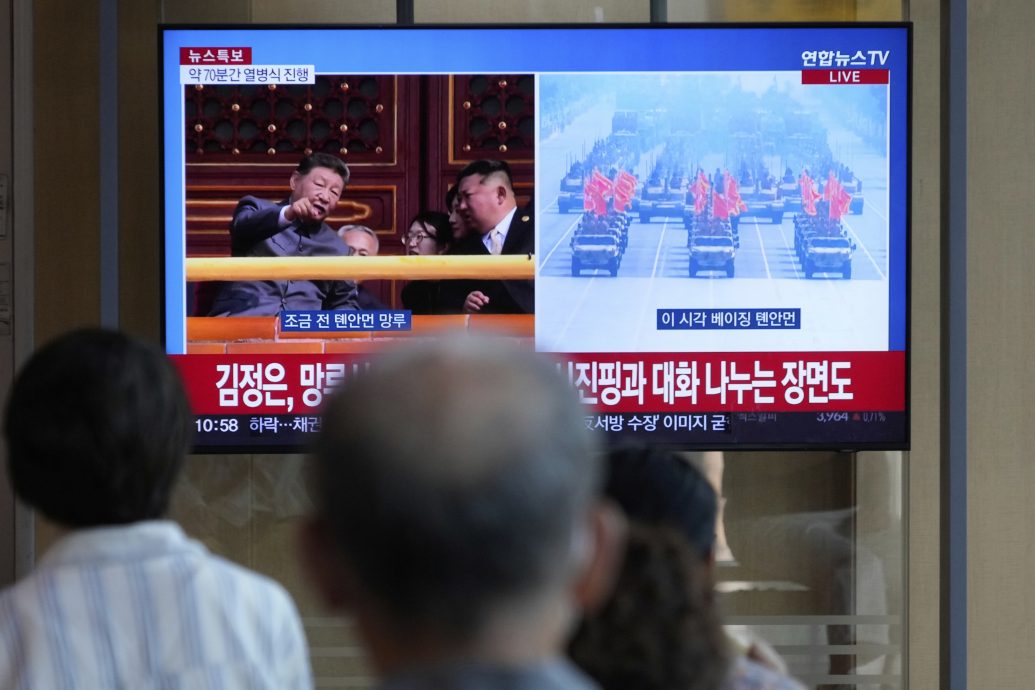 看世界)高铁站直播中阅兵引驻足 韩国议长透露与金正恩对话内容