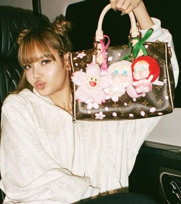 真人版Labubu超惊吓 Lisa表情管理失守