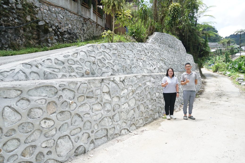 碧兰璋山坡修复竣工 叶倩莲:保障居民通行更安全