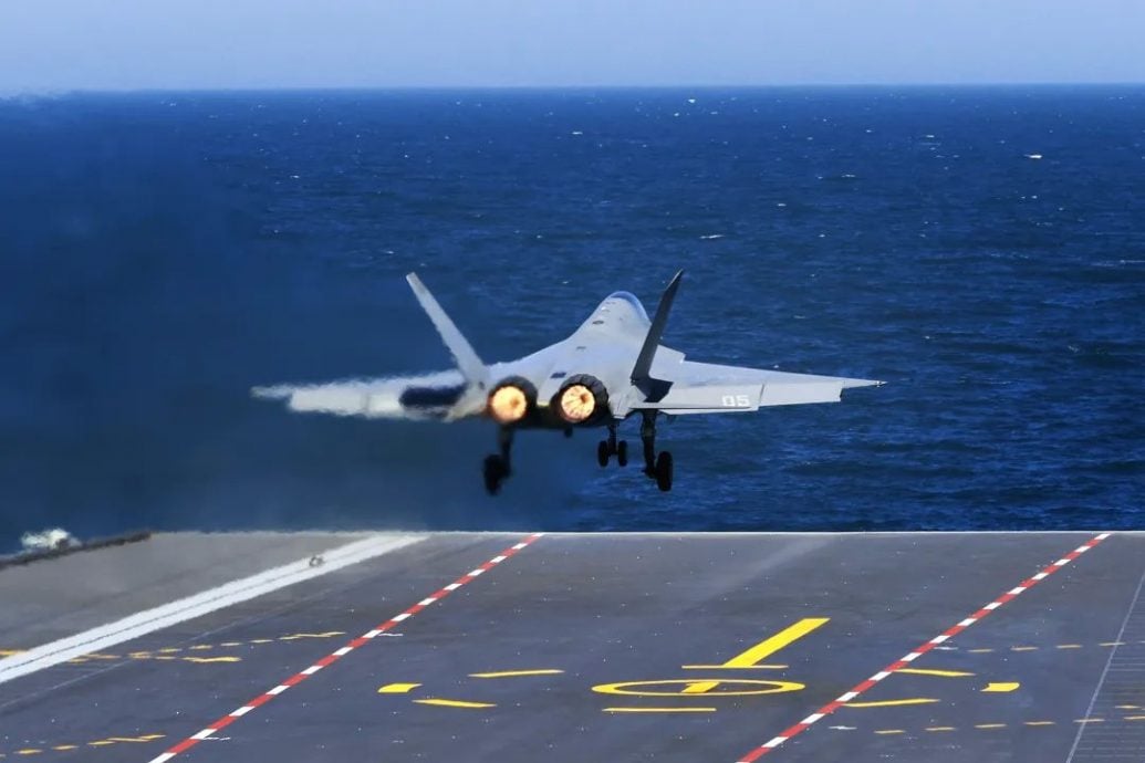福建舰首次成功实施歼-35等军机弹射起飞与着舰训练