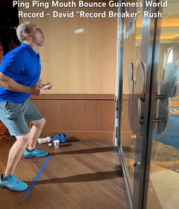 离奇世界纪录！ 他半分钟内用嘴把乒乓球弹到墙上51次