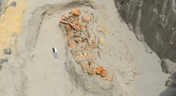 秘鲁神庙旁惊见2300年前诡异墓穴！12具遗骸疑遭活人献祭　专家：极不寻常