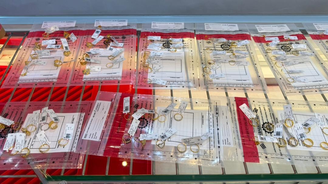 移民官夫妻涉贿开金店 补图