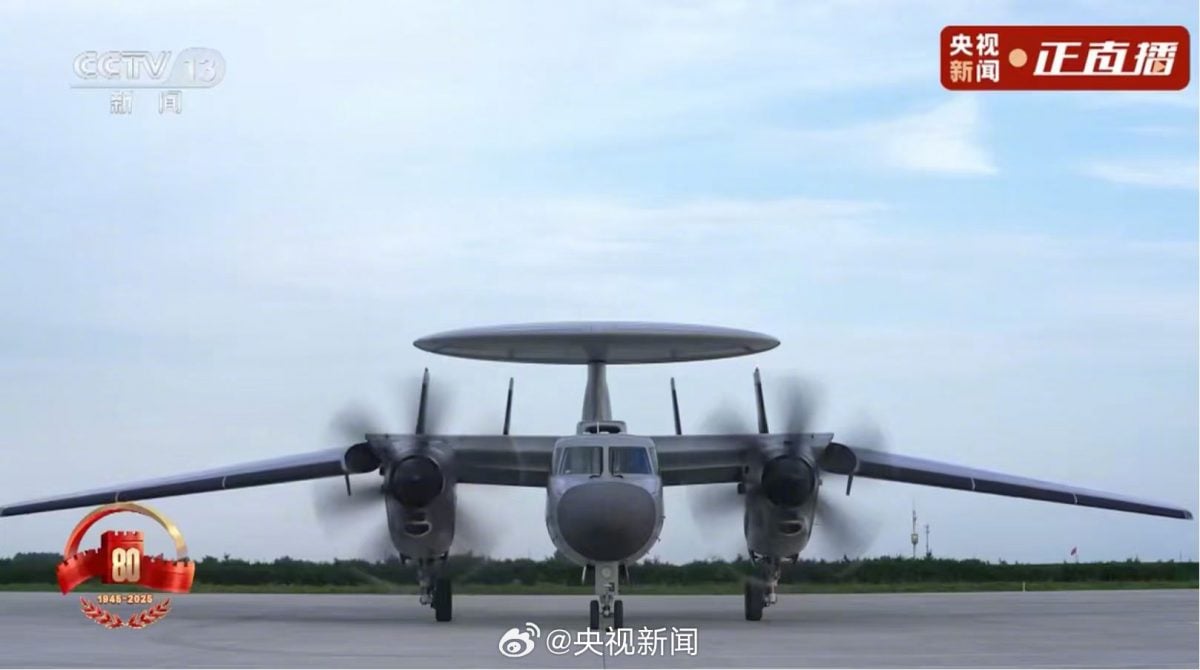  空中梯队战斗机起飞 接受检阅