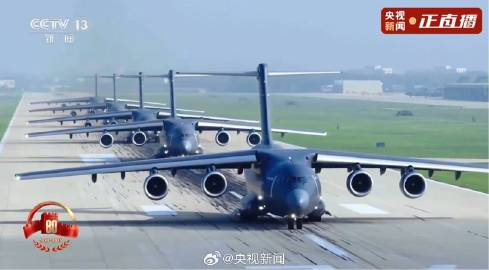  空中梯队战斗机起飞 接受检阅