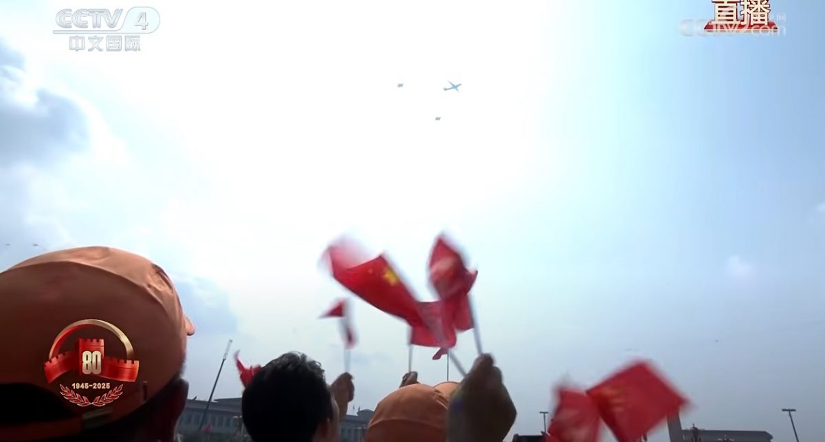 空中梯队飞越天安门