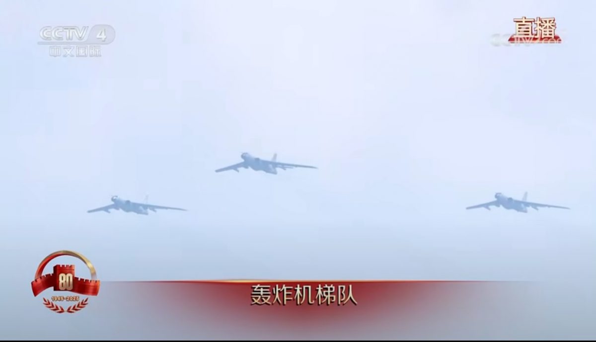 空中梯队飞越天安门